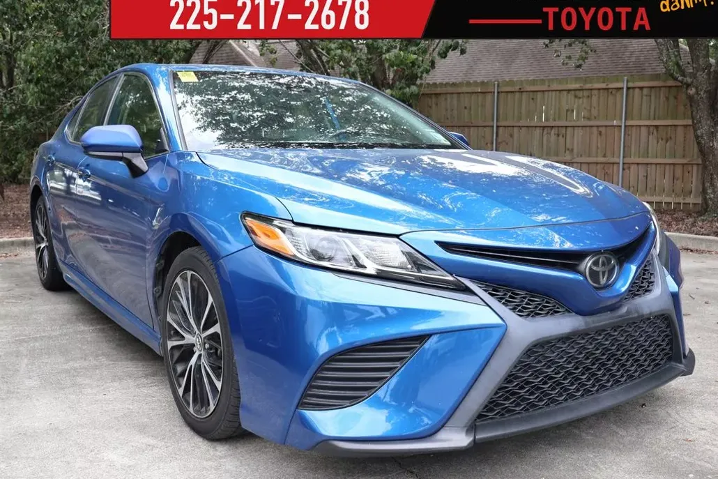 2020 Toyota Camry SE photo 1