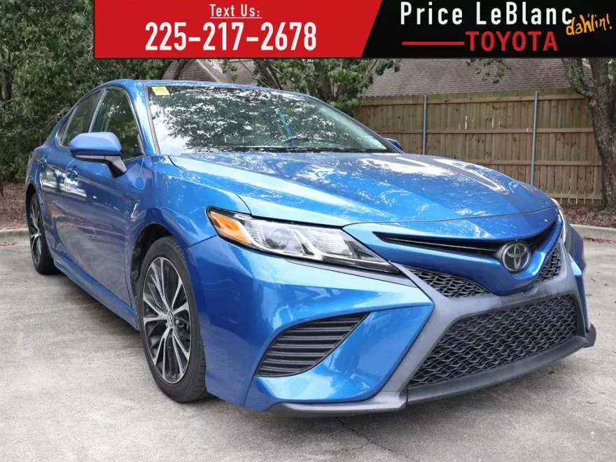 2020 Toyota Camry SE photo 1