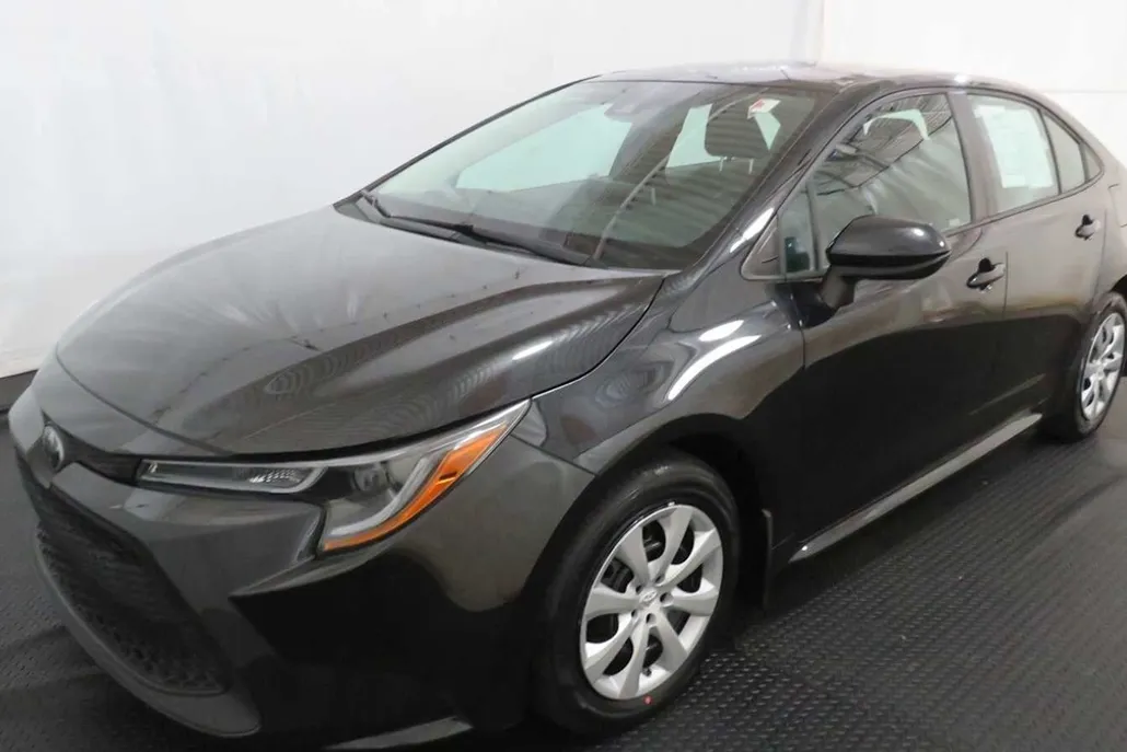 2021 Toyota Corolla LE photo 1
