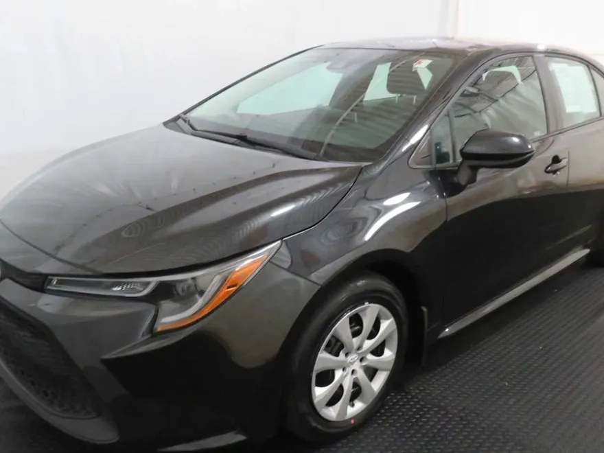 2021 Toyota Corolla LE photo 1