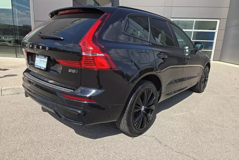 2023 Volvo XC60 B5 Plus photo 1