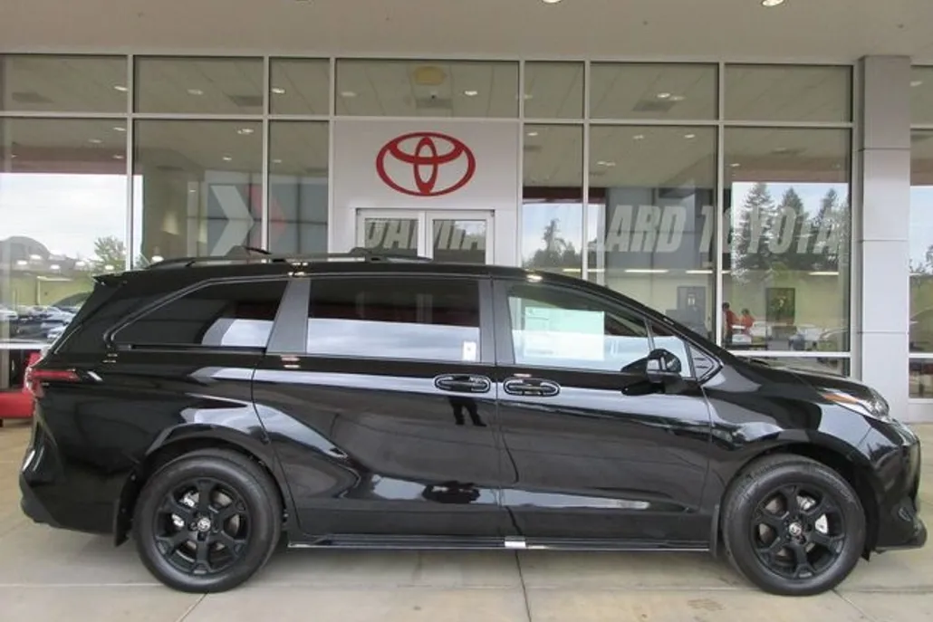 2025 Toyota Sienna Woodland Edition photo 1