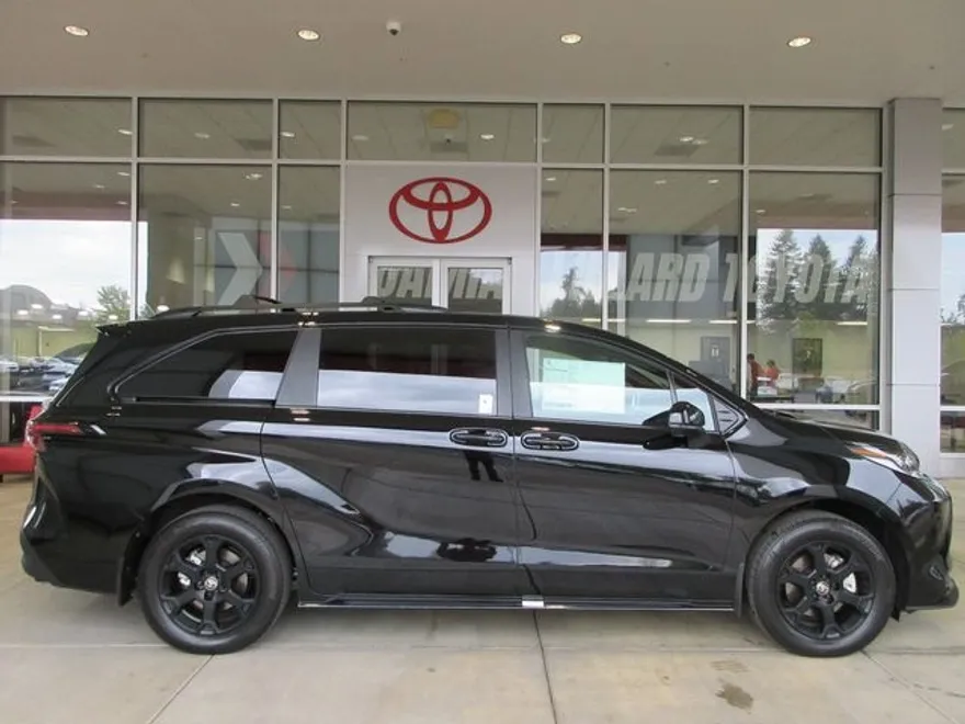 2025 Toyota Sienna Woodland Edition photo 1