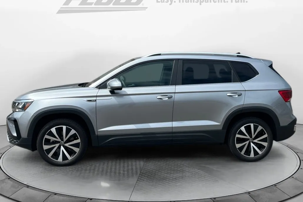 2022 Volkswagen Taos SE photo 1