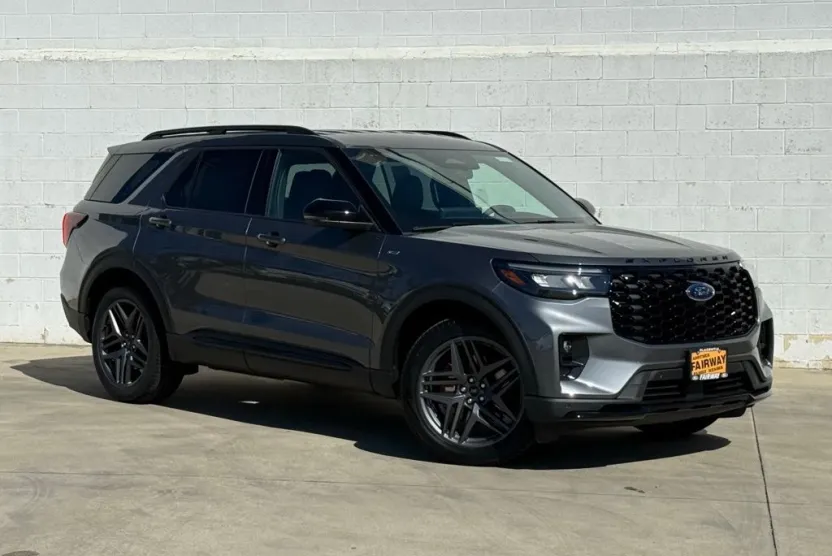 2025 Ford Explorer ST-Line photo 1