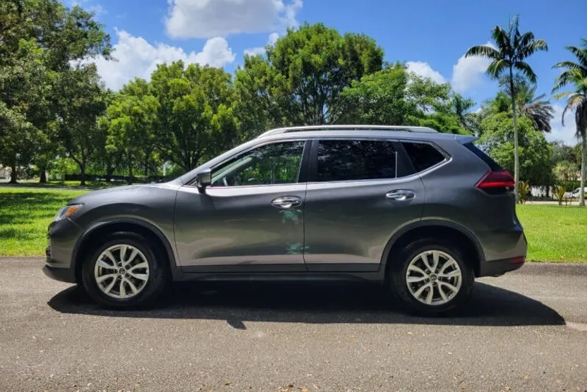 2019 Nissan Rogue SV photo 1
