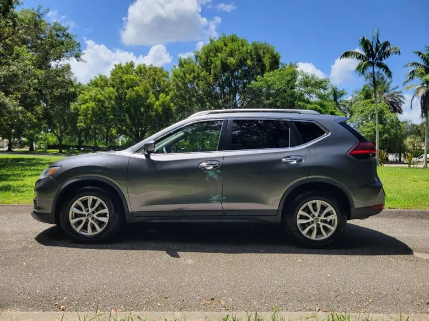 2019 Nissan Rogue SV photo 1