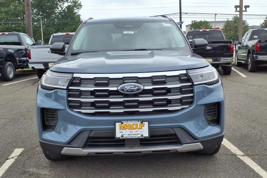 2025 Ford Explorer photo 1