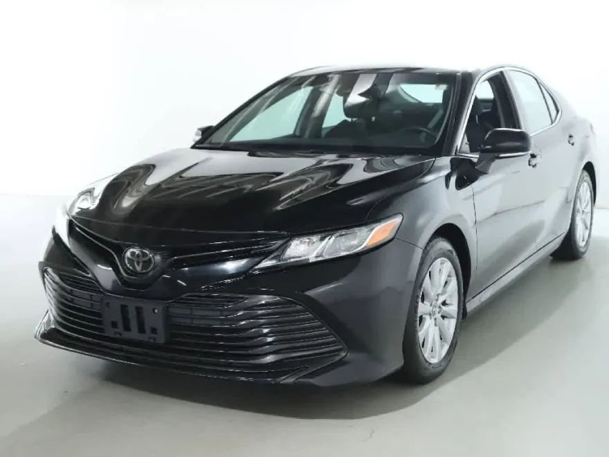 2019 Toyota Camry LE photo 1