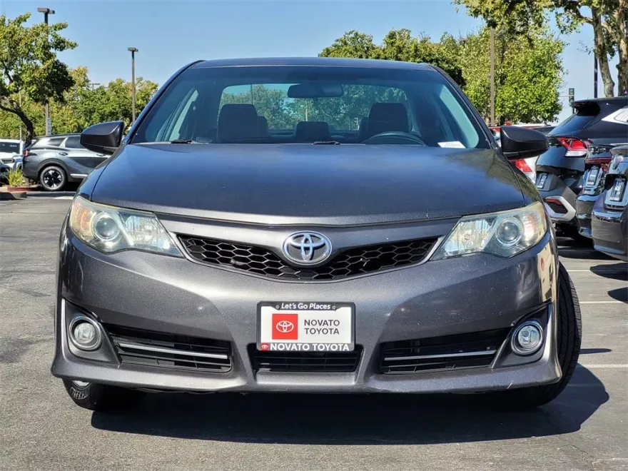 2012 Toyota Camry SE photo 1