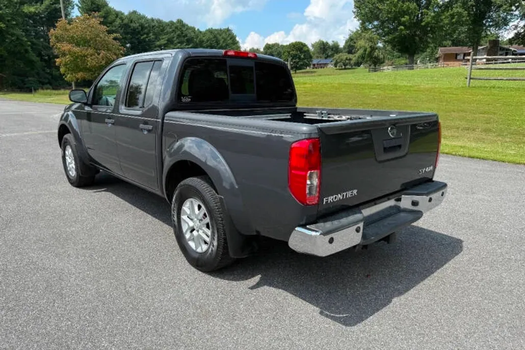 2015 Nissan Frontier SV photo 1