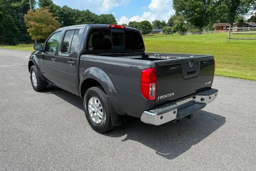 2015 Nissan Frontier SV photo 1