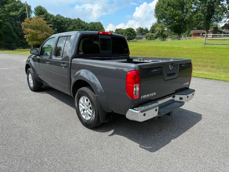 2015 Nissan Frontier SV photo 1