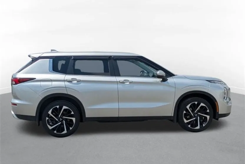 2023 Mitsubishi Outlander SE photo 1