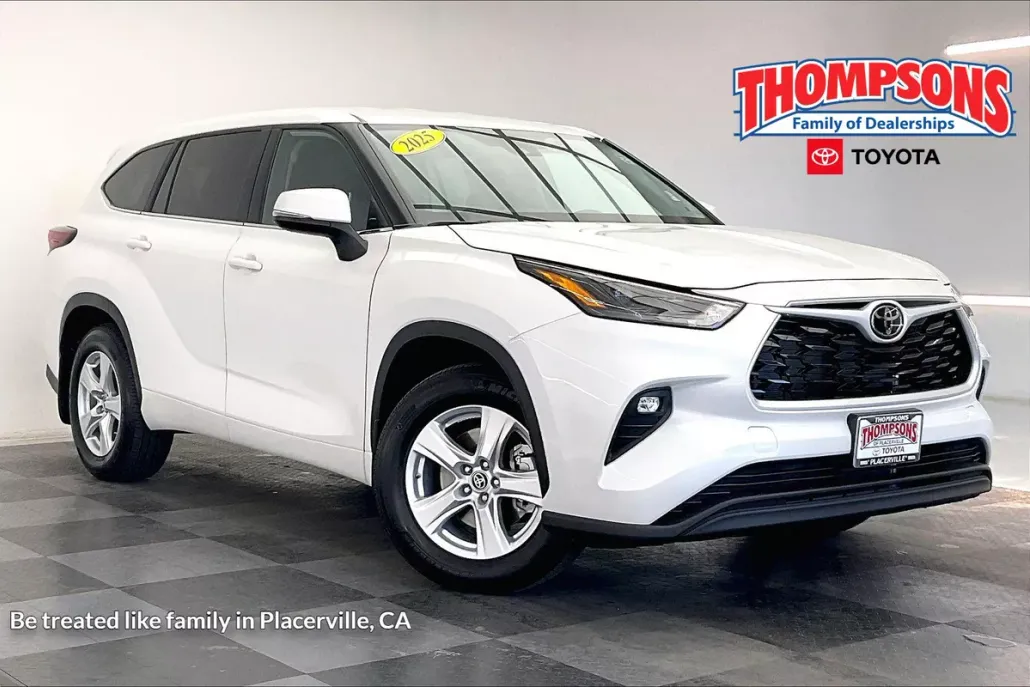 2025 Toyota Highlander LE photo 1