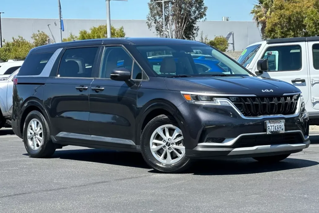 2022 Kia Carnival LXS photo 1