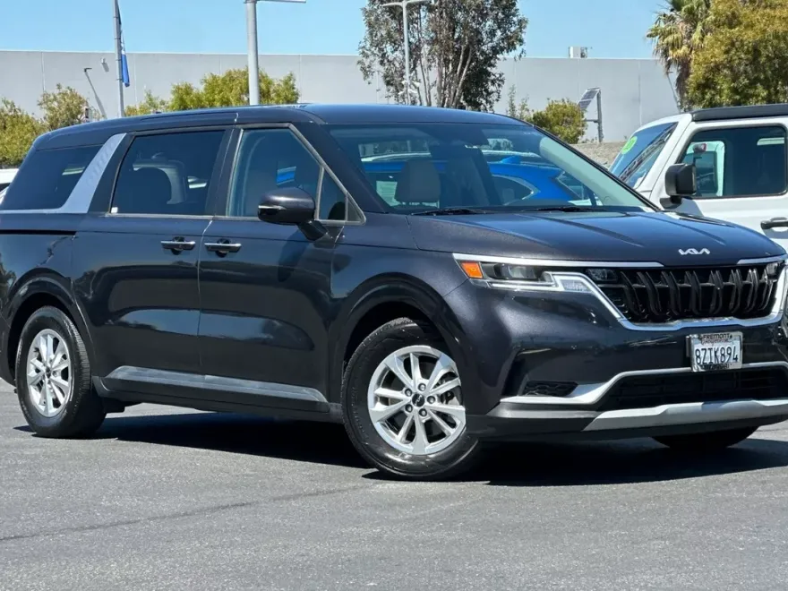 2022 Kia Carnival LXS photo 1