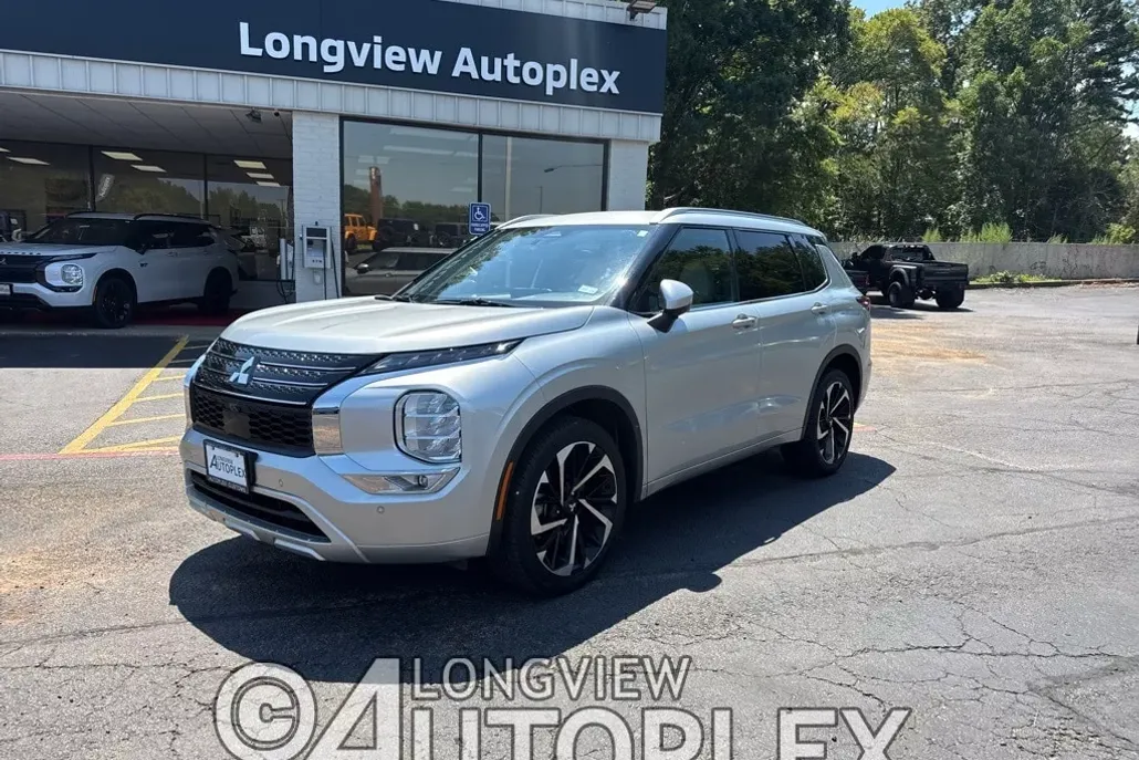 2024 Mitsubishi Outlander SEL photo 1
