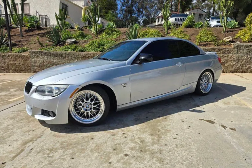 2011 Bmw 335i 3-Series photo 1