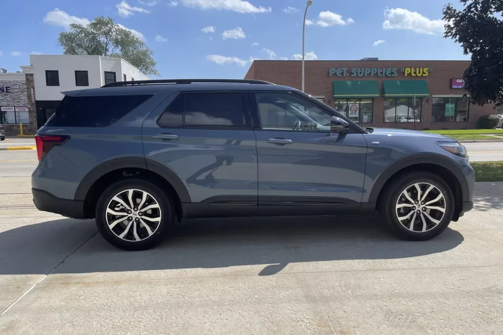 2025 Ford Explorer ST-Line photo 1