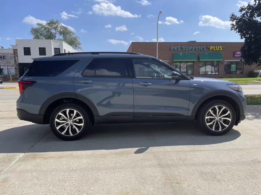 2025 Ford Explorer ST-Line photo 1
