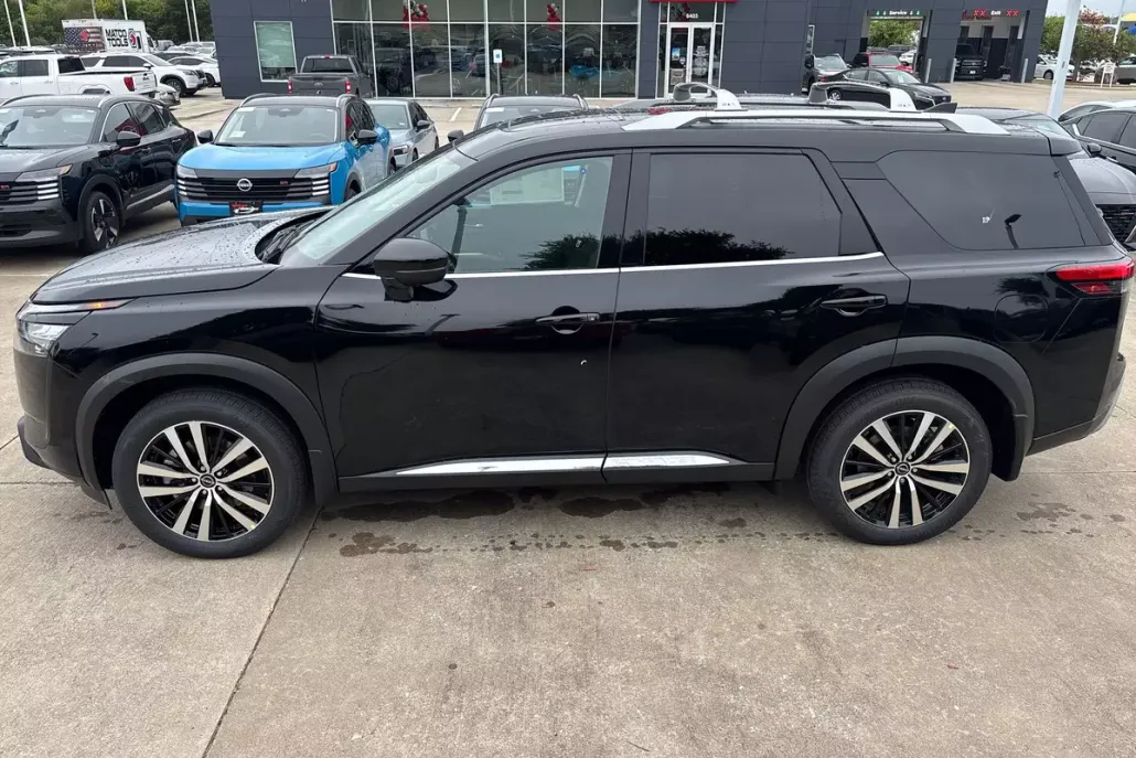 2025 Nissan Pathfinder Platinum photo 1