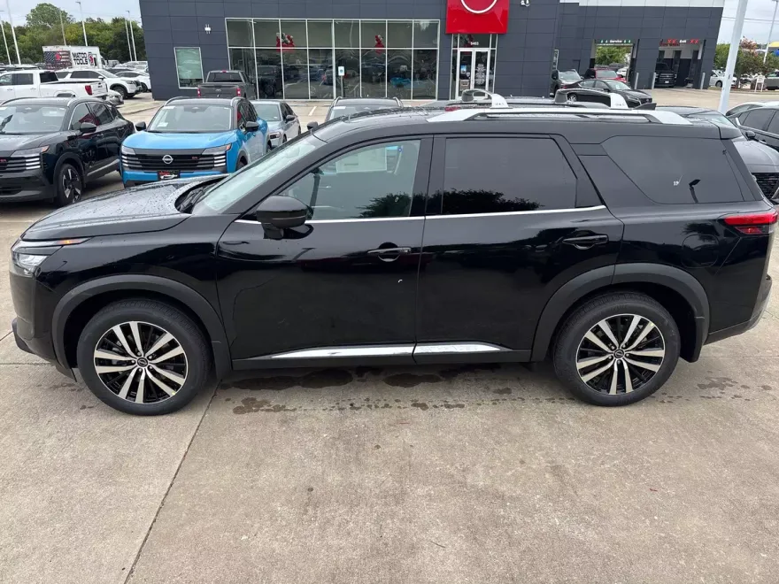 2025 Nissan Pathfinder Platinum photo 1