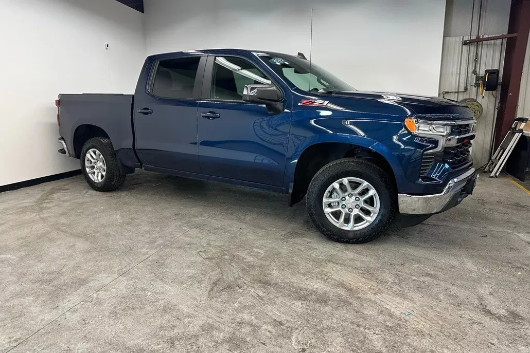 2023 Chevrolet Silverado 1500 LT photo 1