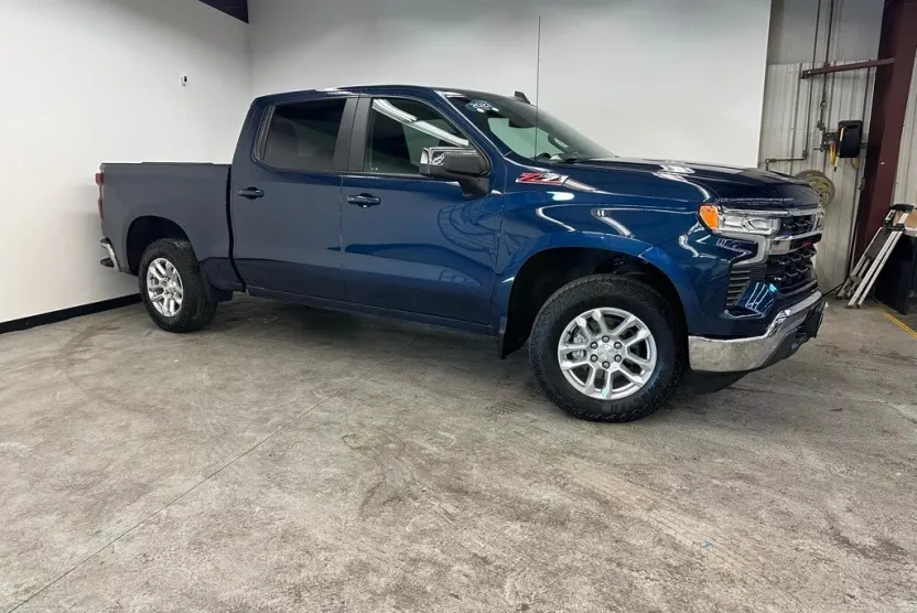 2023 Chevrolet Silverado 1500 LT photo 1