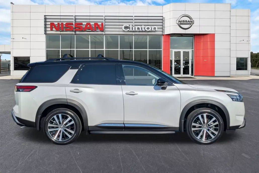 2025 Nissan Pathfinder Platinum photo 1