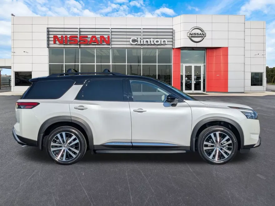 2025 Nissan Pathfinder Platinum photo 1