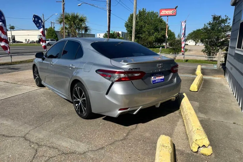 2018 Toyota Camry SE photo 1