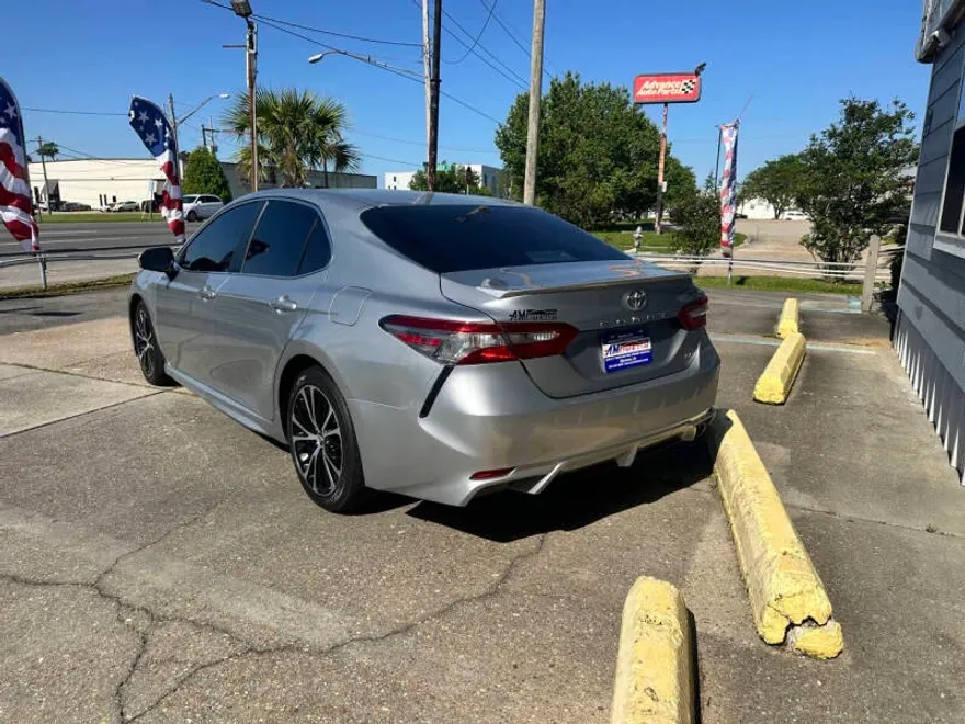 2018 Toyota Camry SE photo 1
