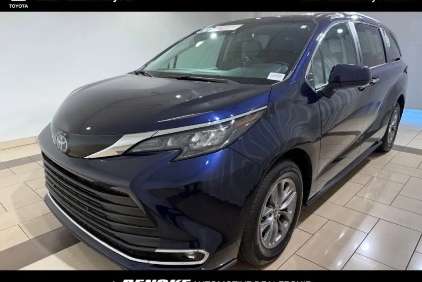 2024 Toyota Sienna XLE photo 1