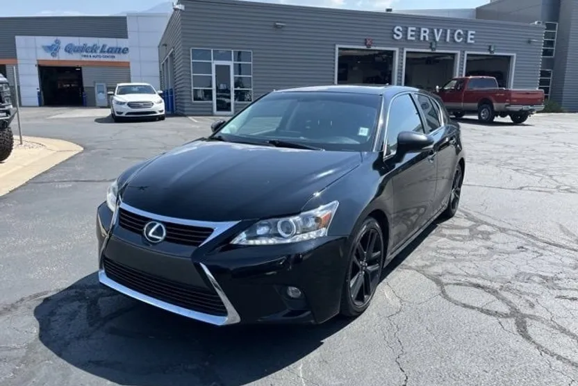 2016 Lexus CT 200h photo 1