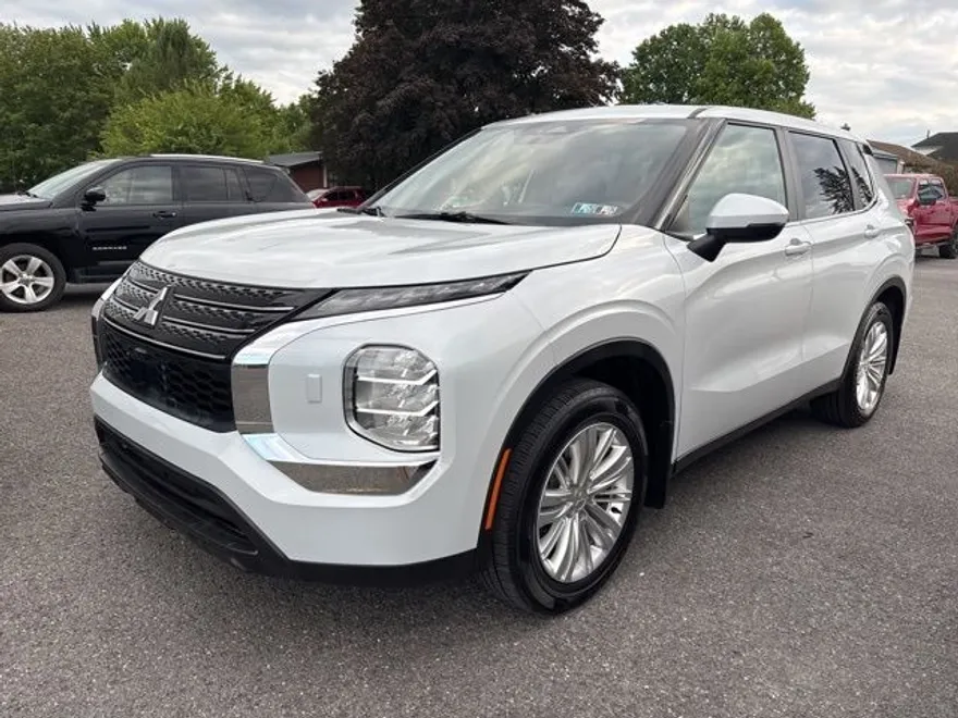 2023 Mitsubishi Outlander ES photo 1