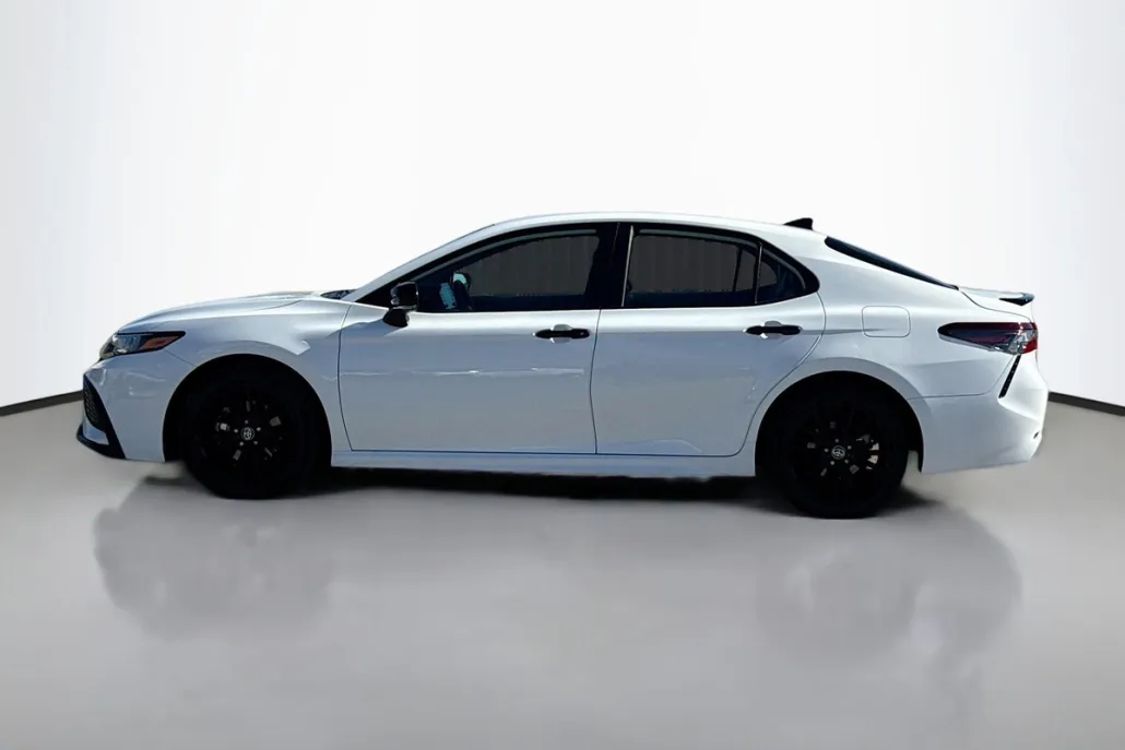 2022 Toyota Camry SE photo 1