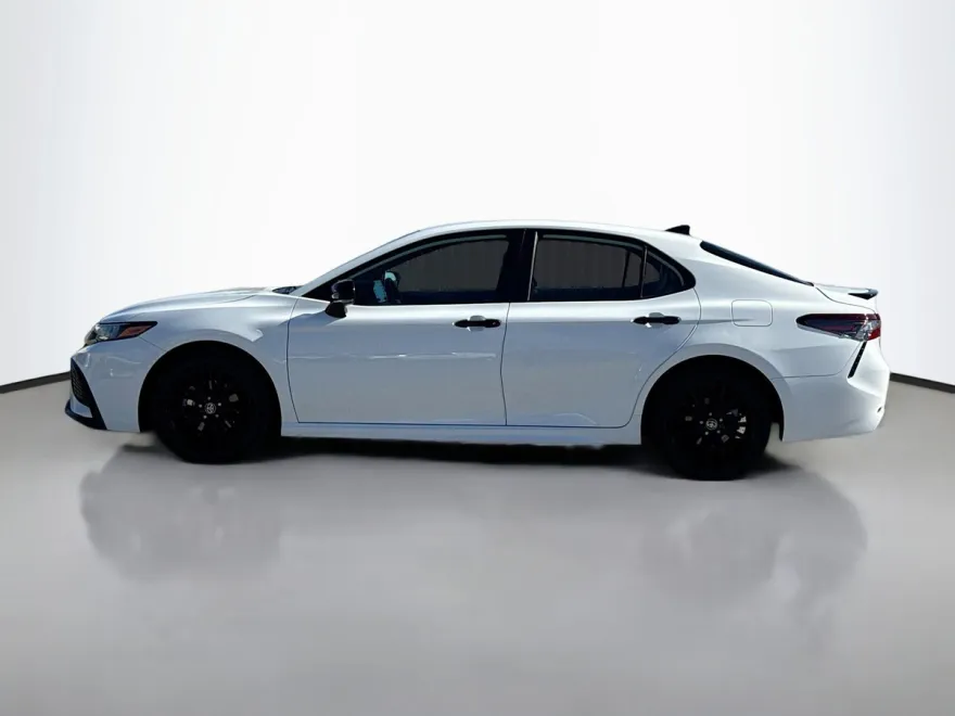 2022 Toyota Camry SE photo 1