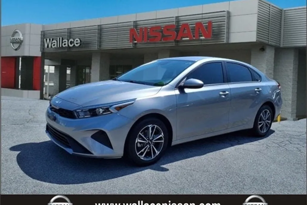 2023 Kia Forte LXS photo 1