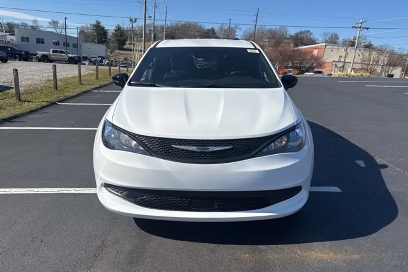 2025 Chrysler Voyager LX photo 1