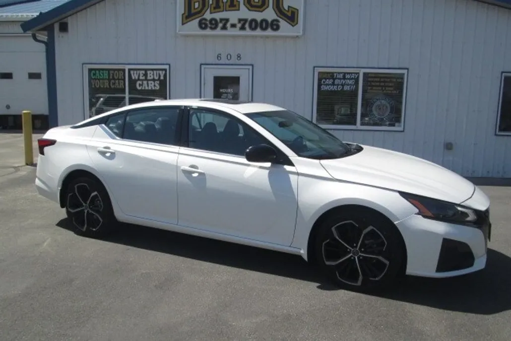 2024 Nissan Altima SR photo 1