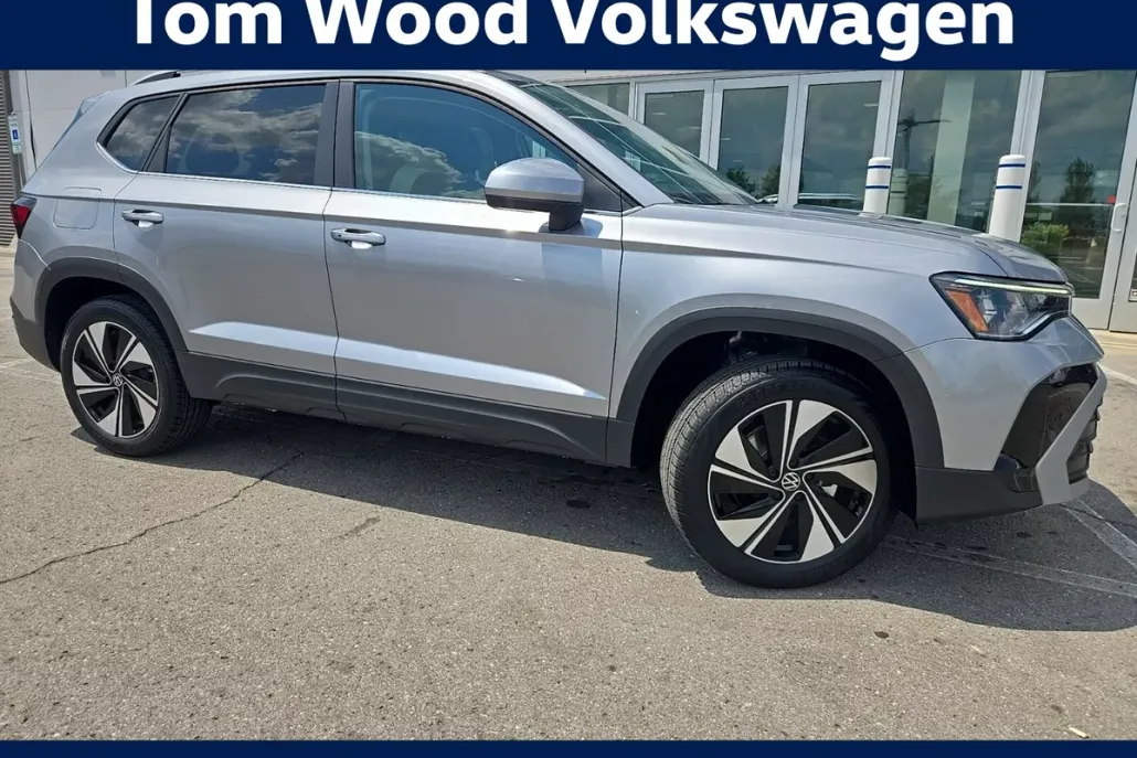 2025 Volkswagen Taos SE photo 1