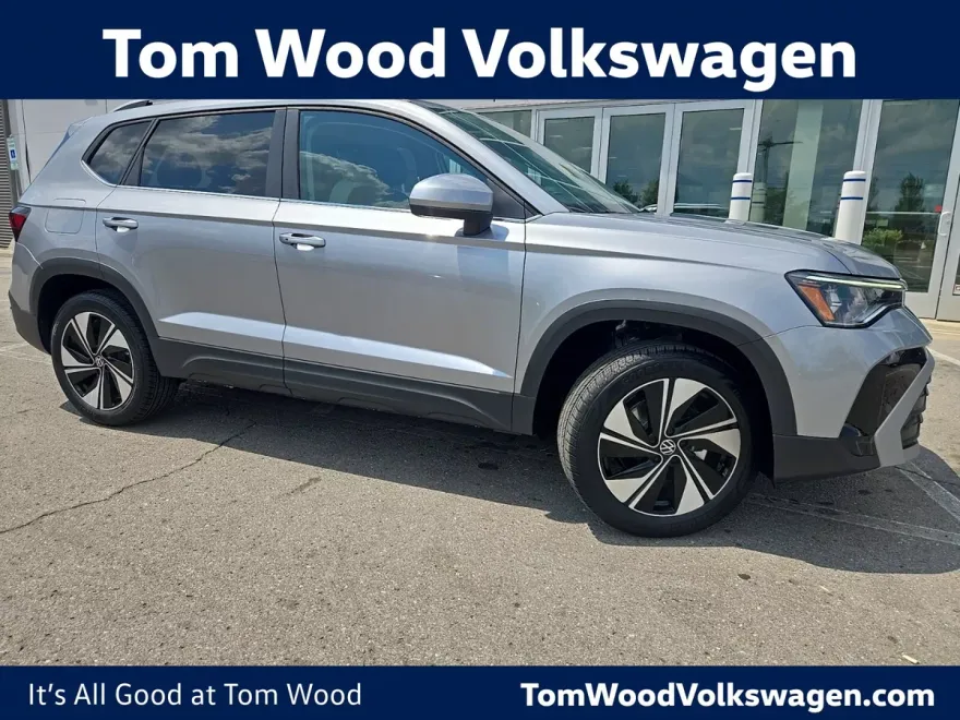 2025 Volkswagen Taos SE photo 1