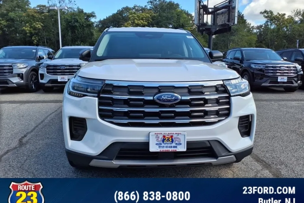 2025 Ford Explorer photo 1