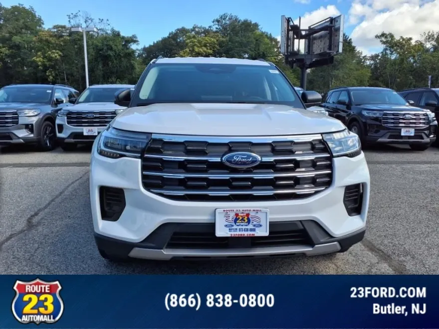2025 Ford Explorer photo 1