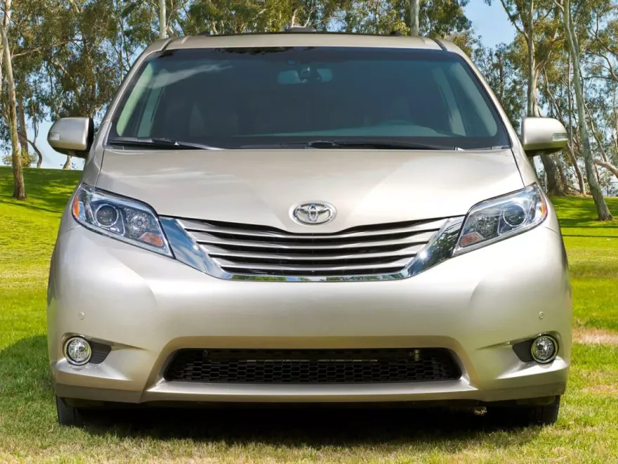 2015 Toyota Sienna L photo 1