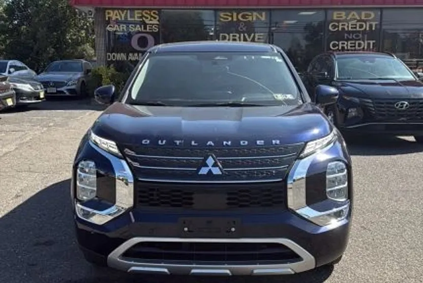 2022 Mitsubishi Outlander SE photo 1