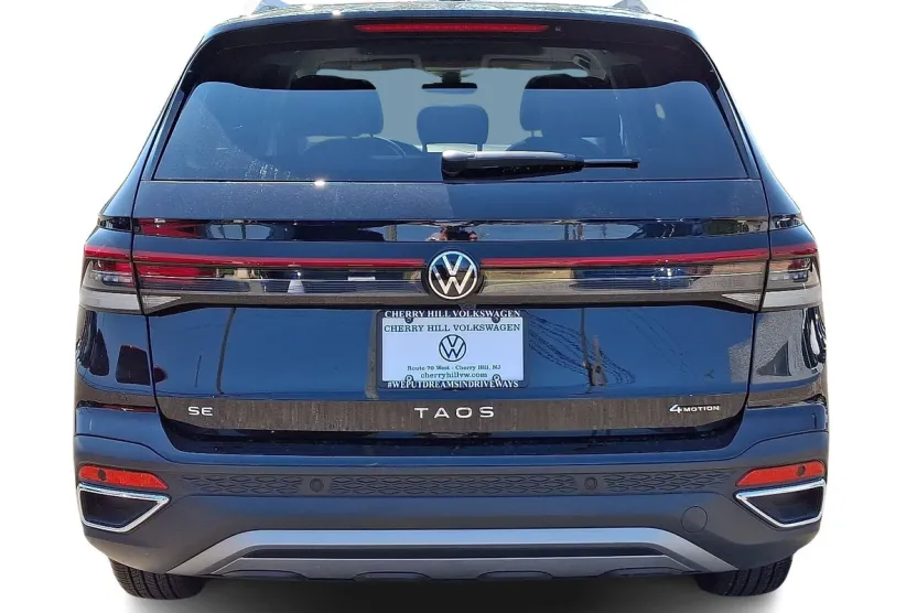 2025 Volkswagen Taos SE photo 1