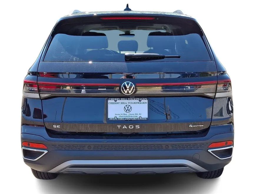2025 Volkswagen Taos SE photo 1