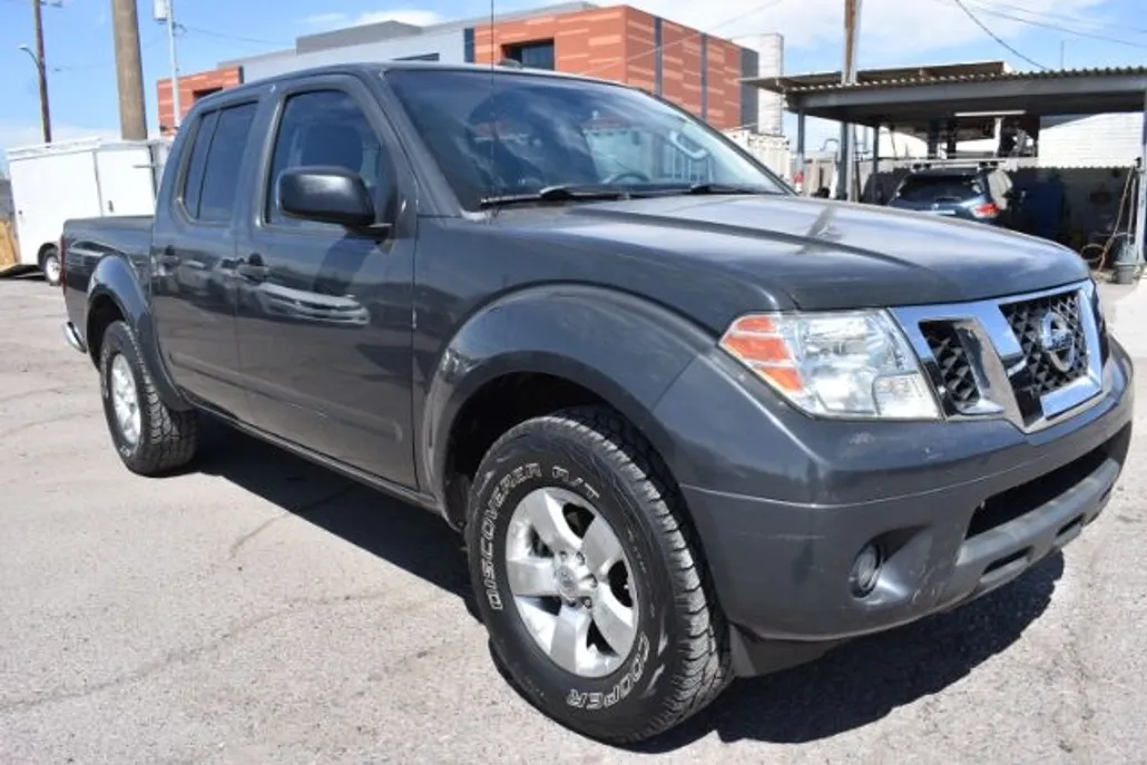 2013 Nissan Frontier SV Crew Cab photo 1
